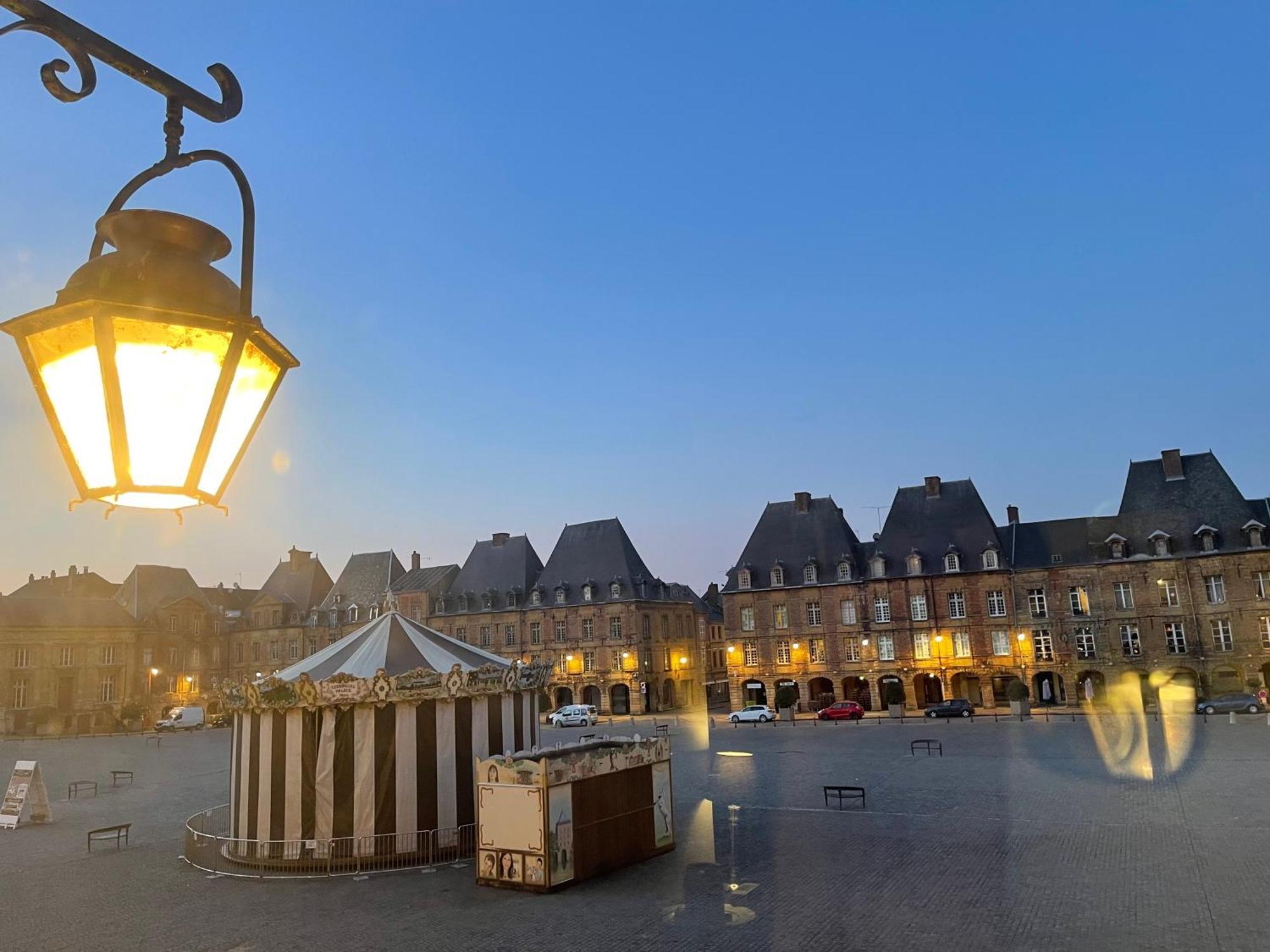 Mana - Bleu Pacifique - Vue Sur Place Ducale Avec Parking Prive Inclus * Charleville-Mezieres
